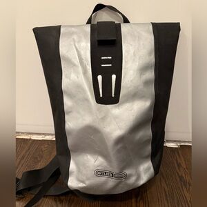 ORTLIEB Velocity 20L Waterproof Messenger Cycling Daypack in Black and Silver